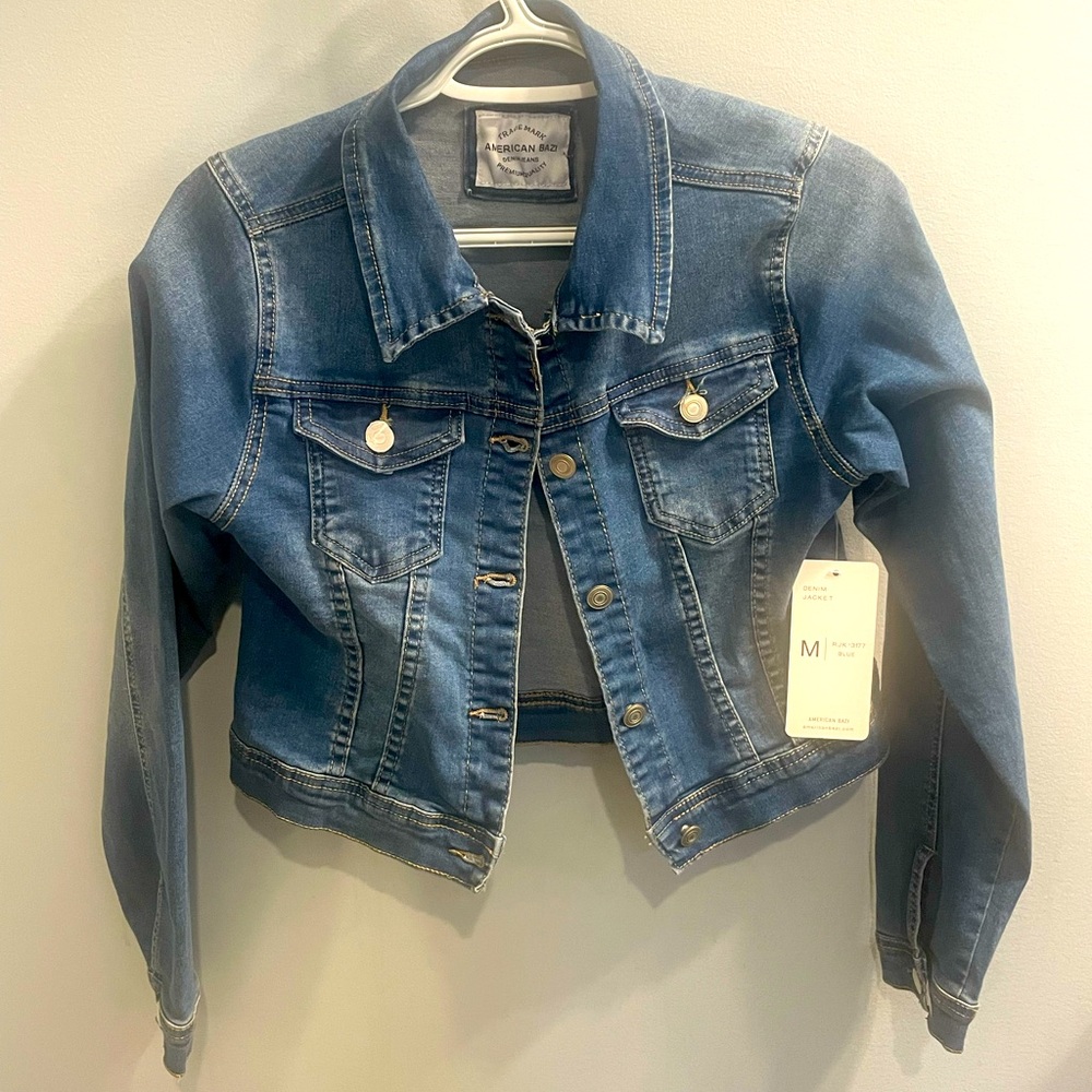 NWT Women’s  M Crop jean jacket.